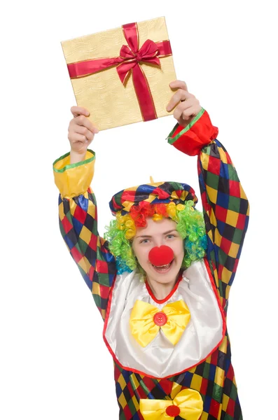 Clown mit Geschenkbox isoliert auf weiß — Stockfoto