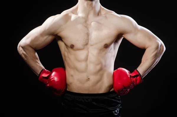 Мускулистый человек в боксе — стоковое фото