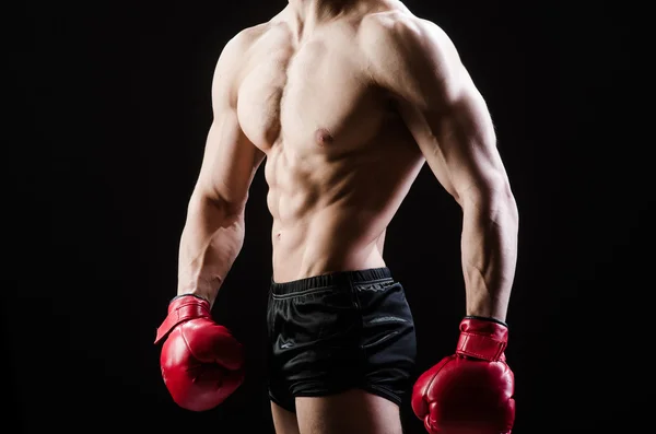 Uomo muscolare nel concetto di pugilato — Foto Stock