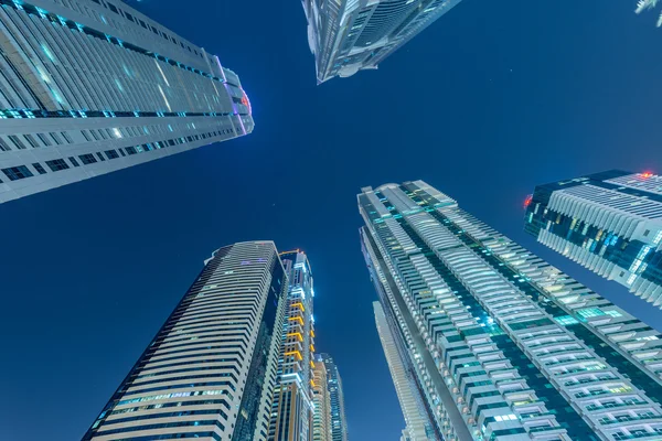 Skyskrapor i dubai under nattetid — Stockfoto