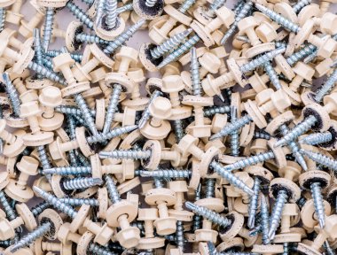 Arka plan olarak düzenlenmiş birçok vidalar