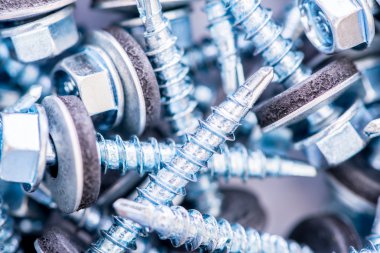 Arka plan olarak düzenlenmiş birçok vidalar