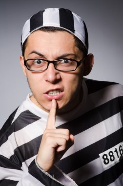 Gri karşı genç mahkum