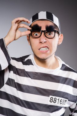 Gri karşı genç mahkum