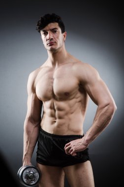 kas yırtık vücut geliştirmeci dumbbells ile