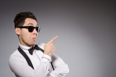 Güneş gözlüğü gri karşı gülümseyen adam