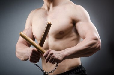 Mınçıka ile kas güçlü adam 