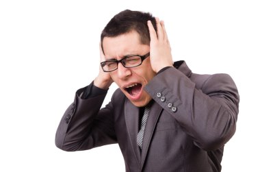 Beyaz izole gri elbiseli genç adam