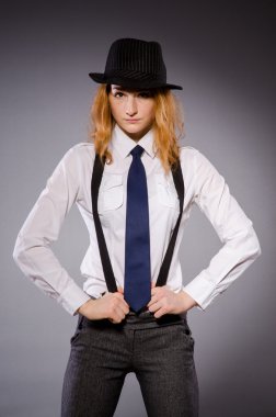 Kızıl saçlı kız klasik tarzı