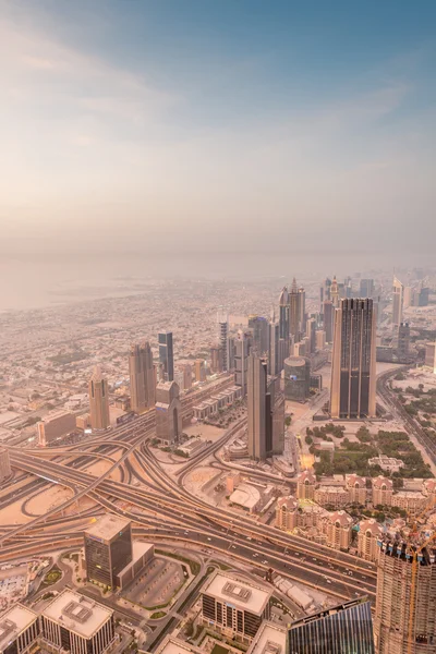 Panorama da noite Dubai durante o pôr do sol — Fotografia de Stock