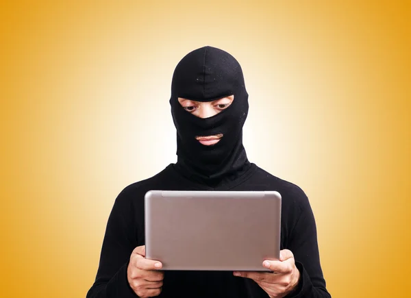 Hacker avec ordinateur portant de la cagoule — Photo