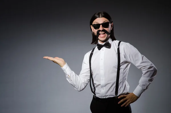 Man med mustasch och solglasögon mot grå — Stockfoto