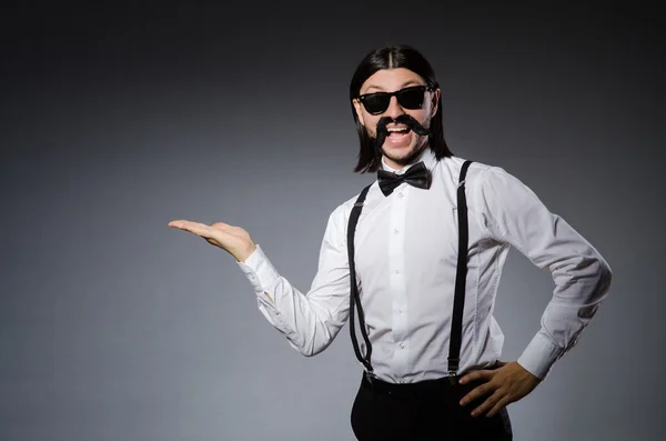 Homem com bigode e óculos de sol contra cinza — Fotografia de Stock