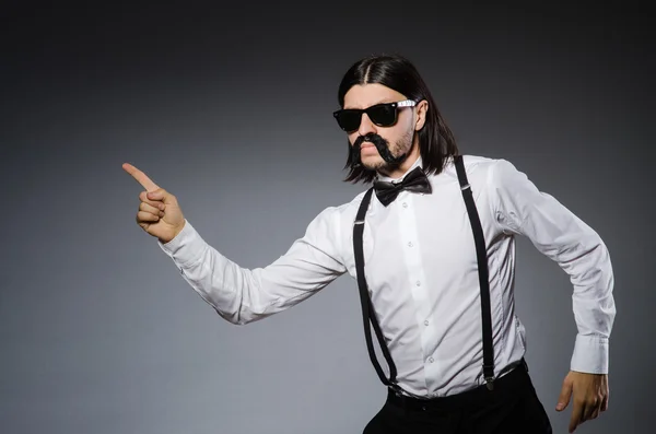 Mann mit Schnurrbart und Sonnenbrille gegen Grau — Stockfoto