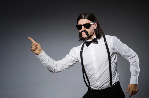 Hombre con bigote y gafas de sol contra gris — Foto de Stock