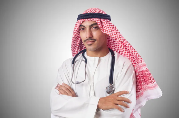 Medico arabo con stetoscopio su grigio — Foto Stock