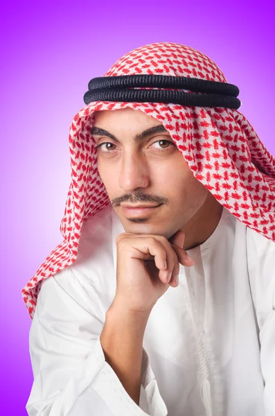 Jonge Arabische geïsoleerd op de paarse — Stockfoto