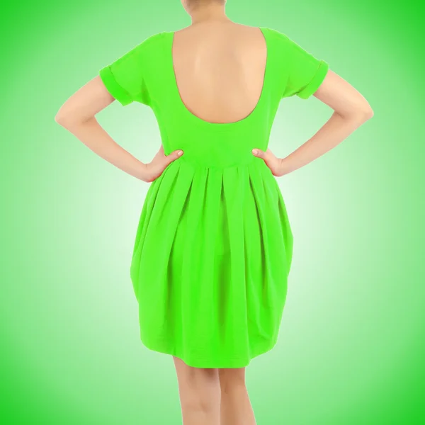 Fashion-konceptet med modell på gröna — Stockfoto