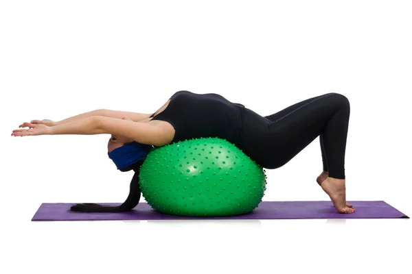 Mujer joven haciendo ejercicio con pelota suiza — Foto de Stock