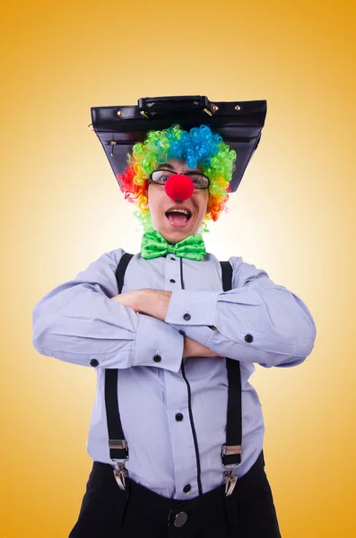 Clown uomo d'affari isolato su giallo — Foto Stock