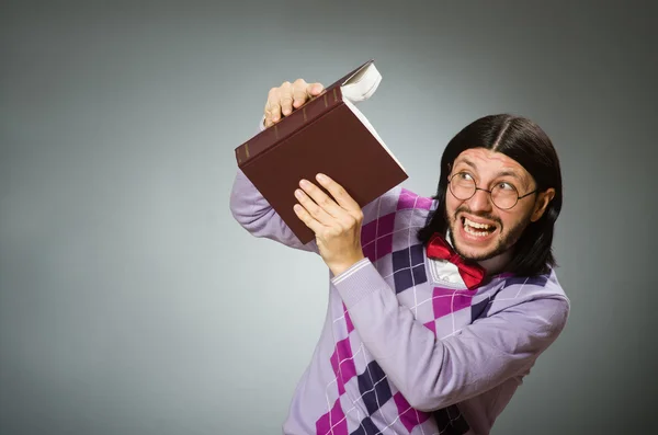 Jovem estudante com livro — Fotografia de Stock