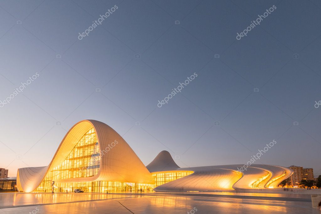 Centro Heydar Aliyev — Foto editorial de stock © Elnur_ 83051152