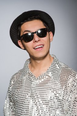 adam gümüş gömlek ve şapka