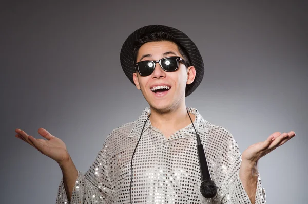 Man in zilveren shirt met microfoon — Stockfoto