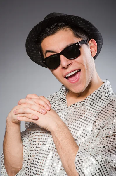 Hombre con camisa y sombrero plateados — Foto de Stock