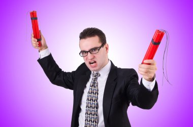 İşadamı mor üzerinde izole dinamit ile