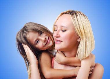Mutlu anne ve kızı mavi