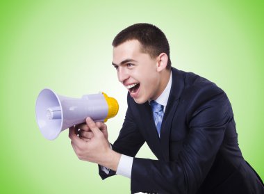 Adam yeşil hoparlör ile