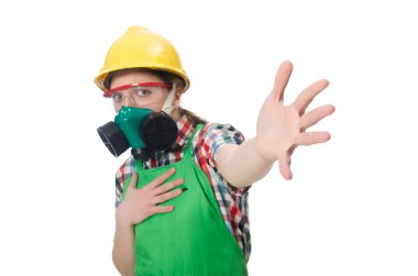 Coverall ve üzerinde beyaz izole gaz maskesi giyen kadın işçi