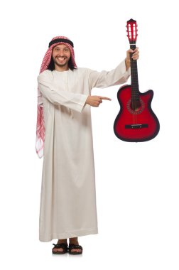 Arap adam beyazda soyutlanmış oynuyor