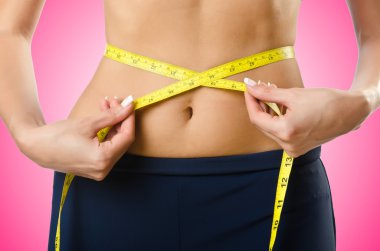 Kadın diyet kavram üzerinde pembe bikini