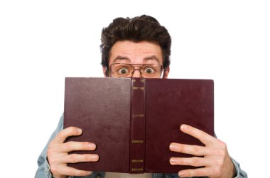 Öğrenci üzerinde beyaz izole kitap ile