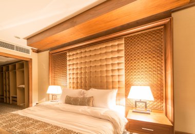 Modern içerikli bir otel odası.