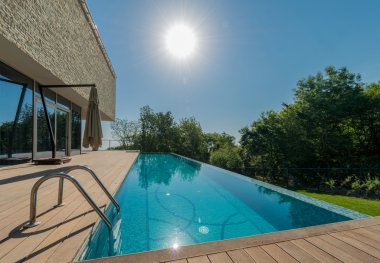 Sonsuzluk havuzu parlak yaz gününde