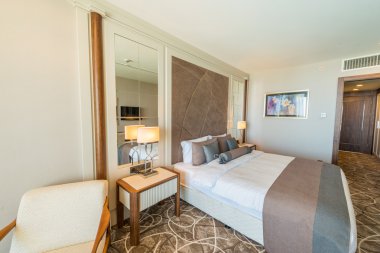 Modern içerikli bir otel odası.