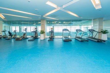 Çeşitli spor malzemeleri ile modern bir spor salonu