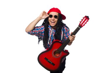Adam gitar üzerinde beyaz izole tutan dreadlocks ile