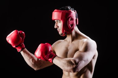Boks konseptinde kaslı bir adam