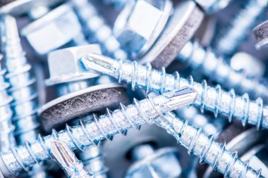 Arka plan olarak düzenlenmiş birçok vidalar