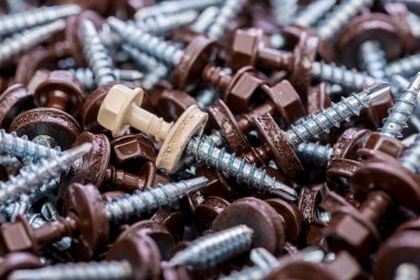 Arka plan olarak düzenlenmiş birçok vidalar