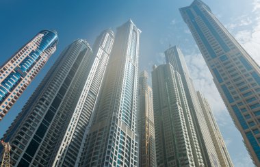 Dubai - 9 Ağustos 2014: Dubai Marina bölgesi, 9 Ağustos, BAE. Dubai, Orta Doğu 'da hızla gelişen bir şehirdir.