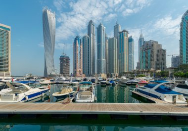 Dubai - 9 Ağustos 2014: Dubai Marina bölgesi, 9 Ağustos, BAE. Dubai, Orta Doğu 'da hızla gelişen bir şehirdir.