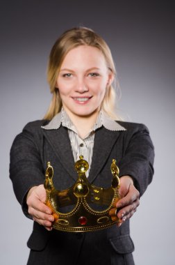 Businesslady giyen taç