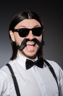 Adam bıyıkları ve güneş gözlüğü