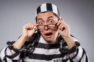 Gri karşı zincire genç mahkum