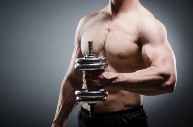 kas yırtık vücut geliştirmeci dumbbells ile